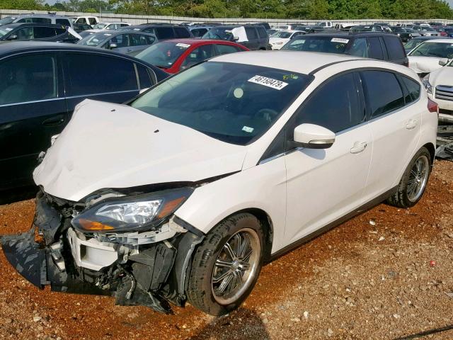 1FAHP3N21CL480195 - 2012 FORD FOCUS TITA WHITE photo 2