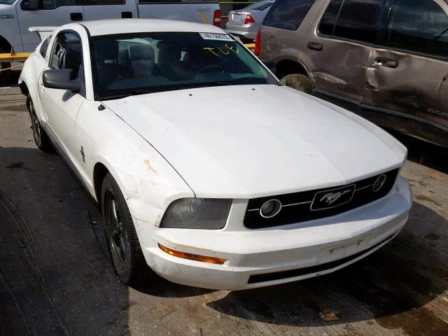 1ZVFT80N775345712 - 2007 FORD MUSTANG WHITE photo 1