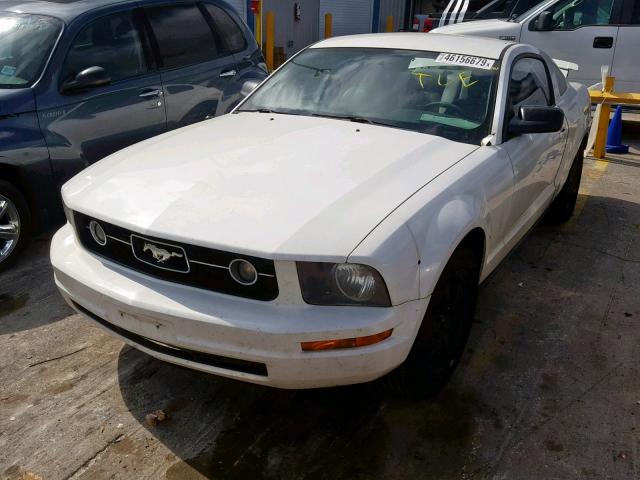 1ZVFT80N775345712 - 2007 FORD MUSTANG WHITE photo 2