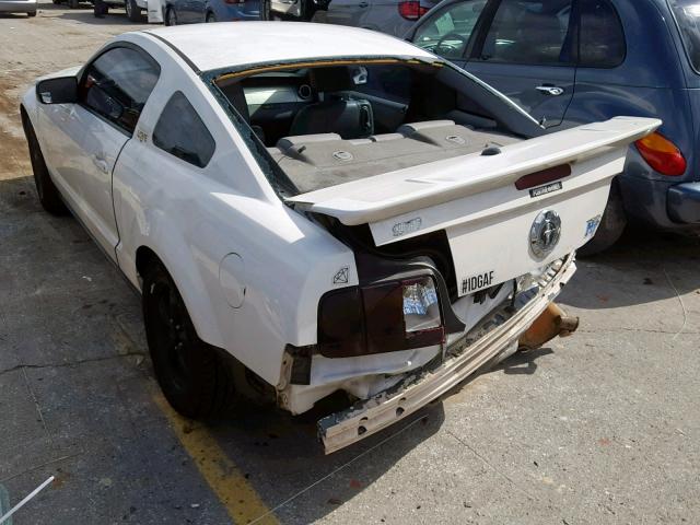 1ZVFT80N775345712 - 2007 FORD MUSTANG WHITE photo 3