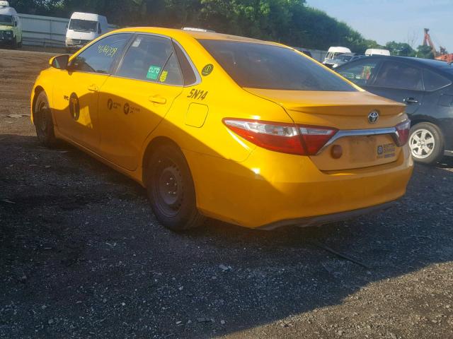 4T1BD1FK1FU150126 - 2015 TOYOTA CAMRY HYBR YELLOW photo 3