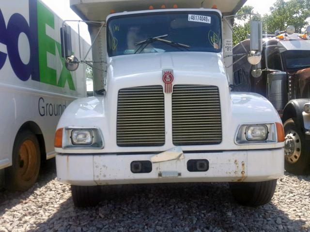 2NKMHD6X54M050633 - 2004 KENWORTH CONSTRUCTI WHITE photo 9