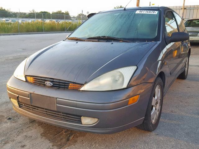 3FAFP31312R213614 - 2002 FORD FOCUS ZX3 GRAY photo 2