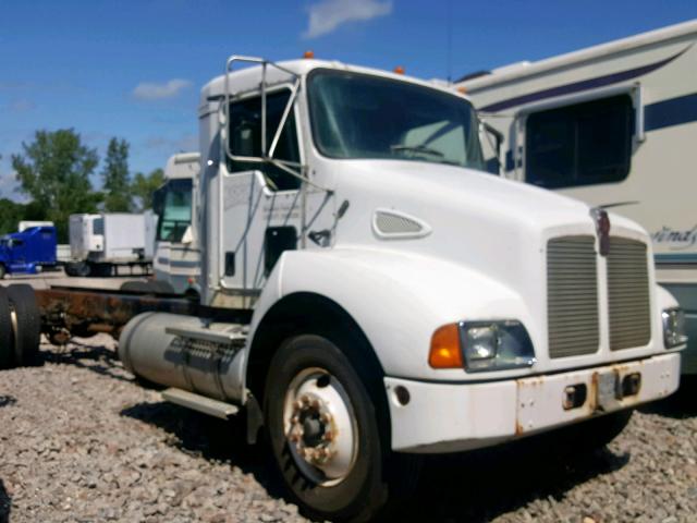 2NKMHD6X44M066628 - 2004 KENWORTH CONSTRUCTI WHITE photo 1