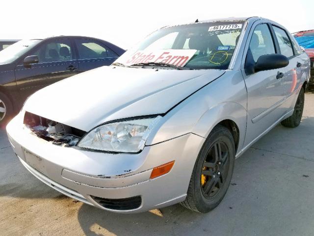 1FAHP34N26W137443 - 2006 FORD FOCUS ZX4 SILVER photo 2