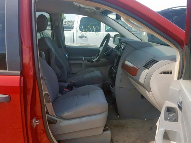 2A8HR44H68R800151 - 2008 CHRYSLER TOWN & COU RED photo 5