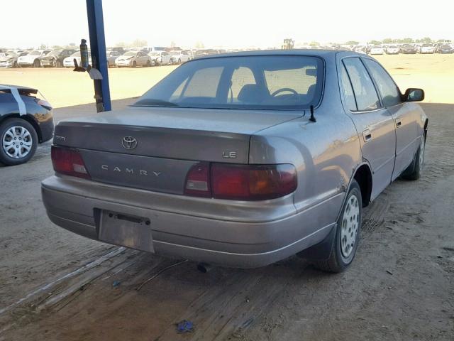 4T1BG12K4TU675660 - 1996 TOYOTA CAMRY DX GRAY photo 4