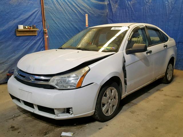 1FAHP34N78W189086 - 2008 FORD FOCUS S/SE WHITE photo 2