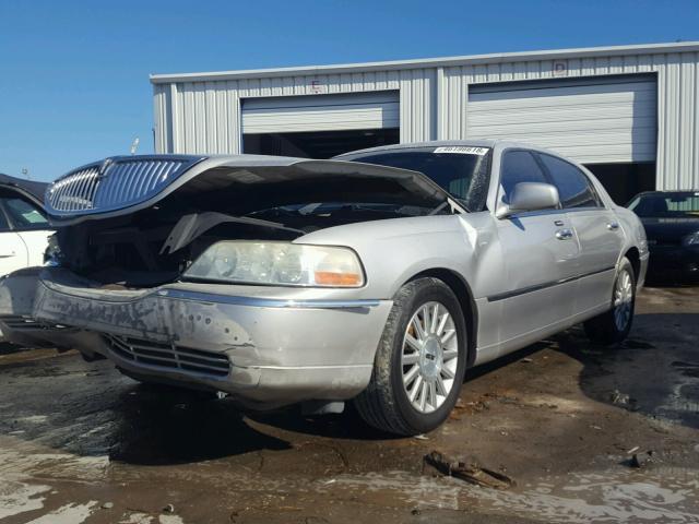 1LNHM83W54Y641203 - 2004 LINCOLN TOWN CAR U SILVER photo 2