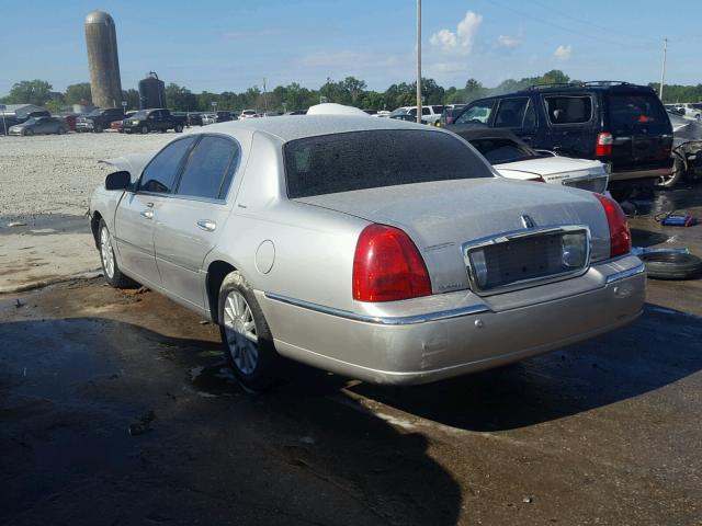 1LNHM83W54Y641203 - 2004 LINCOLN TOWN CAR U SILVER photo 3