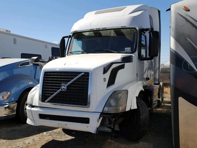 4V4NC9EH1DN148686 - 2013 VOLVO VN VNL WHITE photo 2