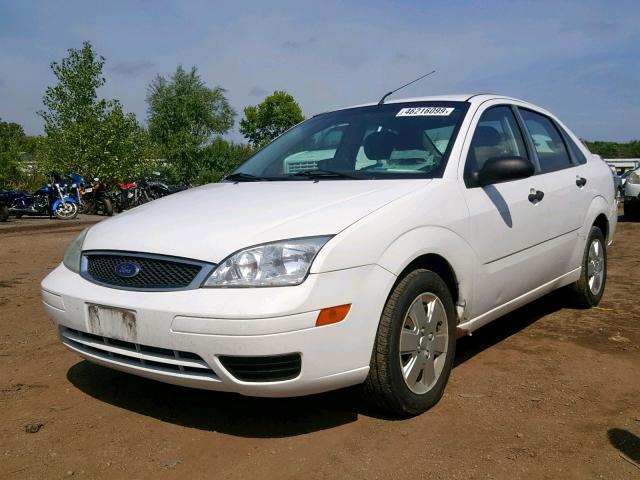 1FAHP34N07W309468 - 2007 FORD FOCUS ZX4 WHITE photo 2