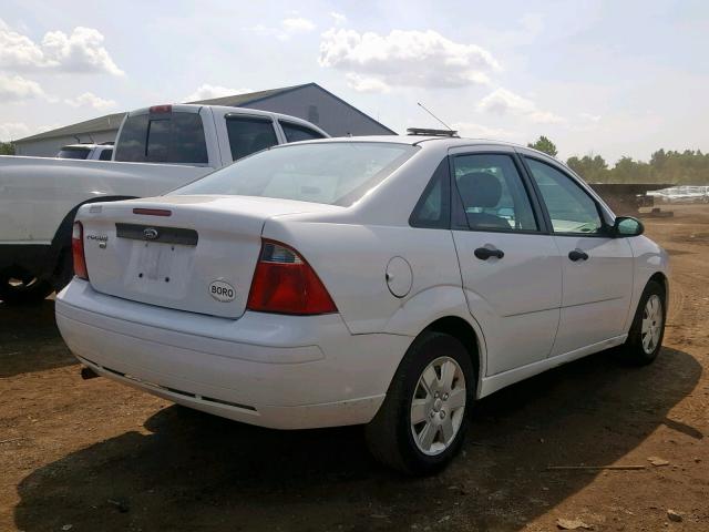 1FAHP34N07W309468 - 2007 FORD FOCUS ZX4 WHITE photo 4