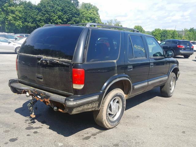 1GNDT13W9W2205383 - 1998 CHEVROLET BLAZER BLACK photo 4