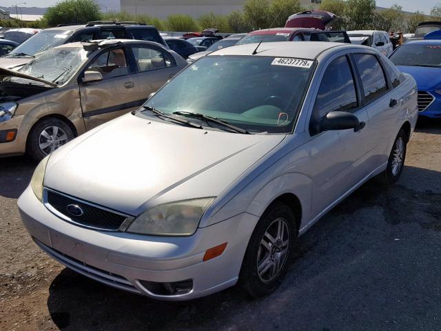 1FAFP34N25W246197 - 2005 FORD FOCUS ZX4 GRAY photo 2