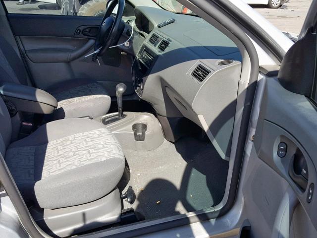 1FAFP34N25W246197 - 2005 FORD FOCUS ZX4 GRAY photo 5