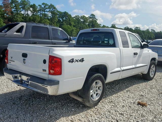 1D7HW42N95S278897 - 2005 DODGE DAKOTA SLT WHITE photo 4