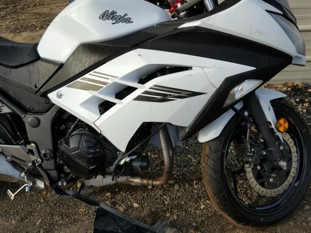 JKAEX8A16HDA32430 - 2017 KAWASAKI EX300 A WHITE photo 9