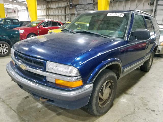 1GNDT13W7Y2124692 - 2000 CHEVROLET BLAZER BLUE photo 2