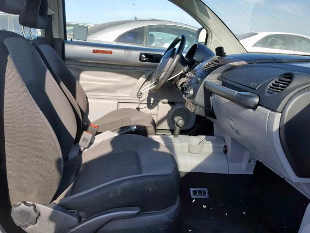 3VWCC21C0YM491135 - 2000 VOLKSWAGEN NEW BEETLE ვერცხლისფერი ფოტო 5