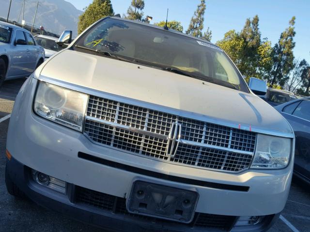 2LMDU68C37BJ26983 - 2007 LINCOLN MKX CREAM photo 9