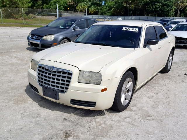 2C3KA43R07H600325 - 2007 CHRYSLER 300 WHITE photo 2