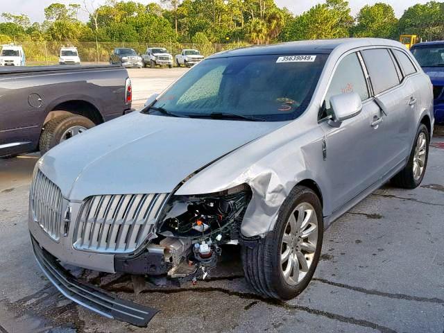 2LMHJ5FR0ABJ26765 - 2010 LINCOLN MKT SILVER photo 2