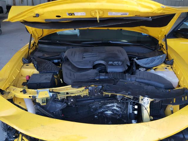 2C3CDXHGXHH653068 - 2017 DODGE CHARGER SX YELLOW photo 7