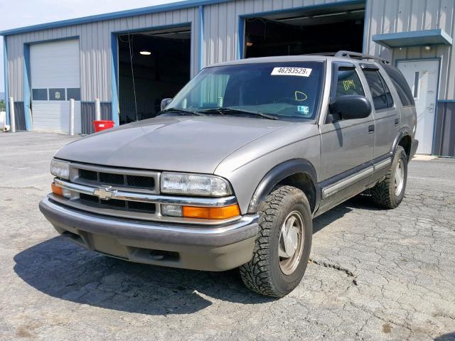 1GNDT13W812170392 - 2001 CHEVROLET BLAZER GOLD photo 2