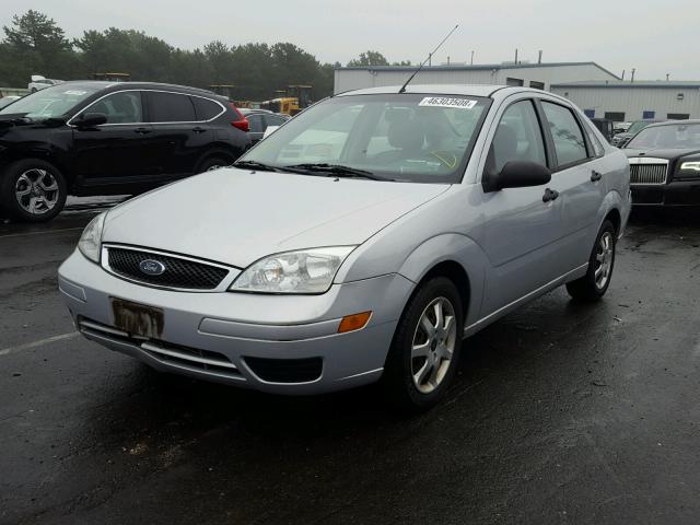 1FAFP34NX5W298385 - 2005 FORD FOCUS ZX4 SILVER photo 2