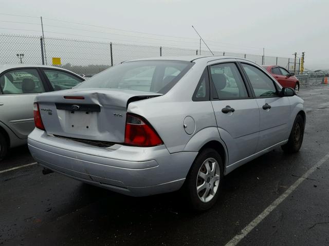 1FAFP34NX5W298385 - 2005 FORD FOCUS ZX4 SILVER photo 4