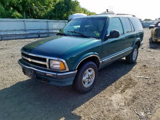 1GNDT13W8VK186792 - 1997 CHEVROLET BLAZER GREEN photo 2