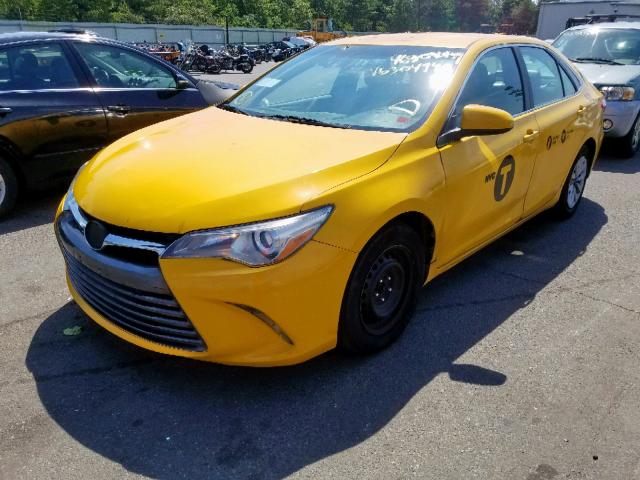 4T1BD1FK2FU154105 - 2015 TOYOTA CAMRY HYBR YELLOW photo 2