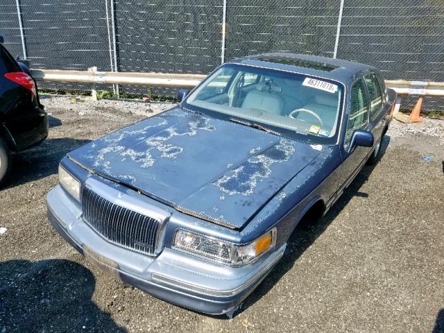 1LNLM82W1TY705327 - 1996 LINCOLN TOWN CAR S BLUE photo 2