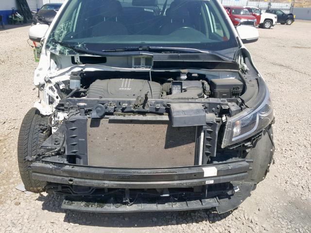 KNDMB5C17H6255198 - 2017 KIA SEDONA LX WHITE photo 9