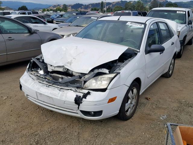 1FAHP34N37W313546 - 2007 FORD FOCUS ZX4 WHITE photo 2