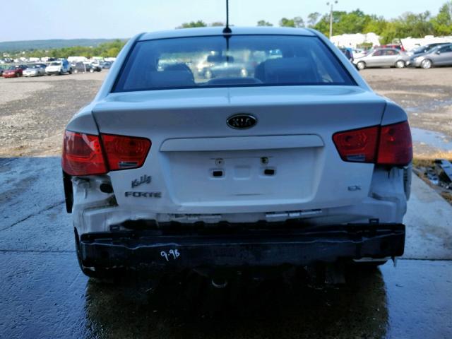 KNAFU4A28B5325343 - 2011 KIA FORTE EX WHITE photo 9