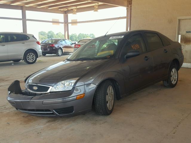 1FAHP34NX7W166139 - 2007 FORD FOCUS ZX4 GRAY photo 2