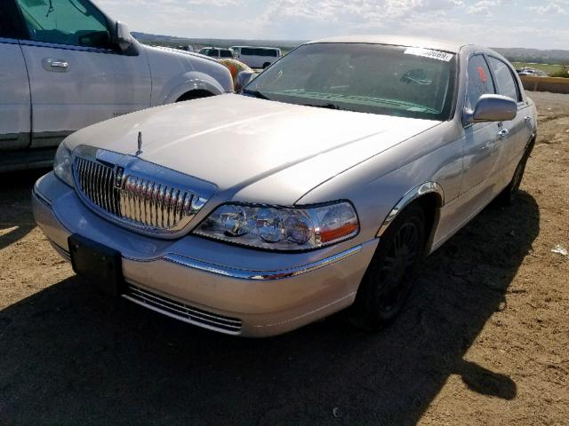 2LNHM82V09X605936 - 2009 LINCOLN TOWN CAR S SILVER photo 2