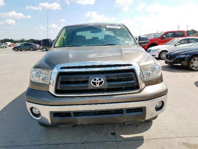 5TFEM5F16AX010418 - 2010 TOYOTA TUNDRA CRE GRAY photo 9