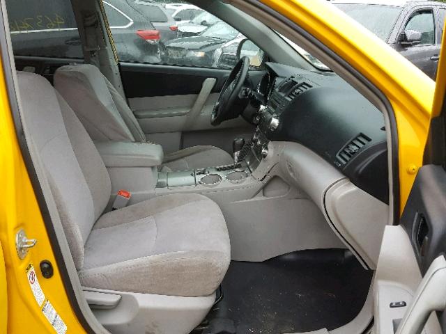 5TDBK3EH9CS173794 - 2012 TOYOTA HIGHLANDER YELLOW photo 5