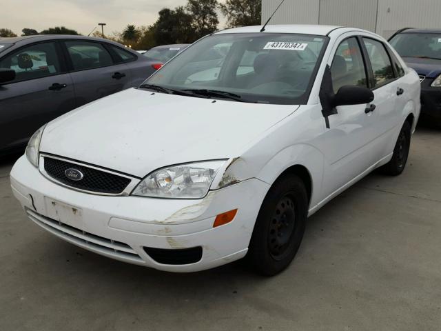 1FAFP34N15W290286 - 2005 FORD FOCUS ZX4 WHITE photo 2