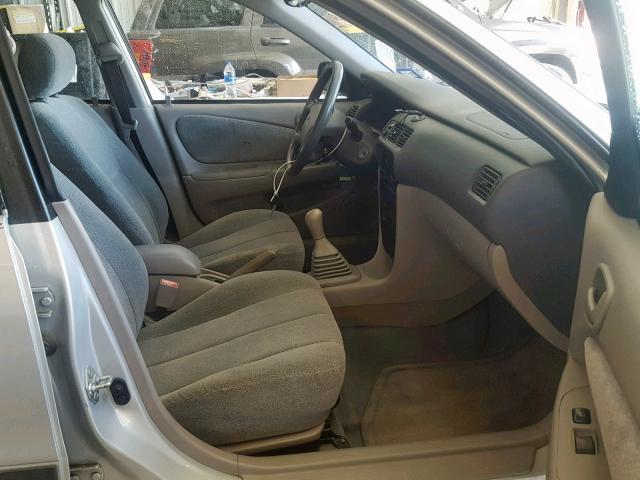 1Y1SK548X2Z415384 - 2002 CHEVROLET GEO PRIZM ნაცრისფერი ფოტო 5