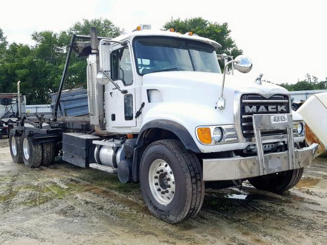 1M2AG11C14M008665 - 2004 MACK 700 CV700 WHITE photo 1