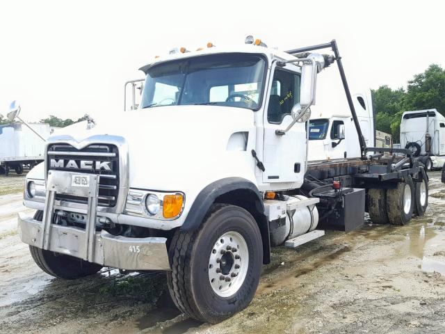 1M2AG11C14M008665 - 2004 MACK 700 CV700 WHITE photo 2