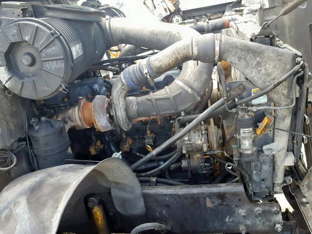 1M2AG11C14M008665 - 2004 MACK 700 CV700 WHITE photo 7