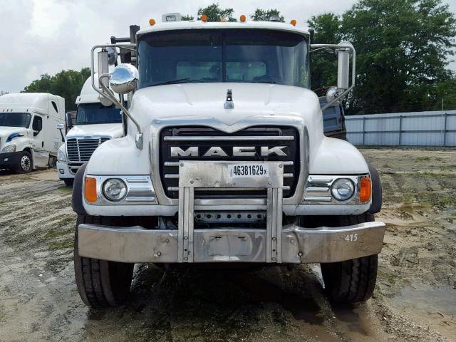 1M2AG11C14M008665 - 2004 MACK 700 CV700 WHITE photo 9