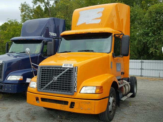 4V4M19GF46N406134 - 2006 VOLVO VN VNM YELLOW photo 2