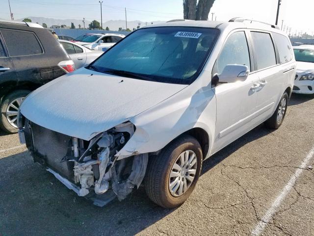 KNDMG4C77C6475675 - 2012 KIA SEDONA LX WHITE photo 2