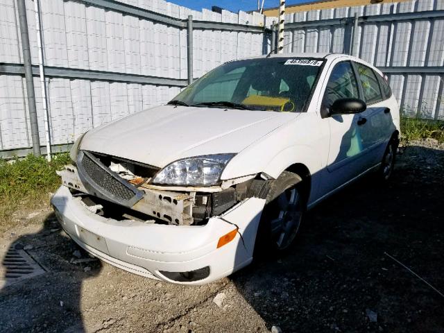 1FAFP37NX7W284954 - 2007 FORD FOCUS ZX5 WHITE photo 2